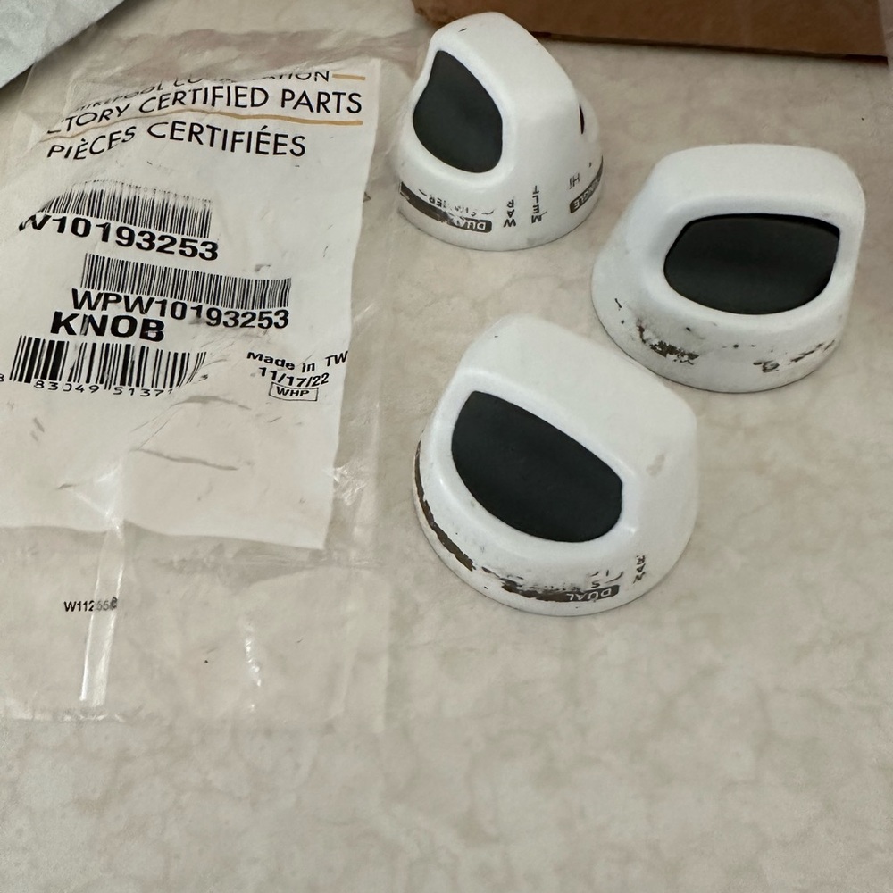 Stove knobs. Came off KitchenAid, Model #KESS907SW04 - Picture 2 of 3